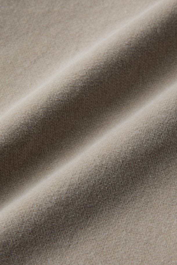 BARONIO(바르니오) 소프트 패브릭 팬츠는 부드러운 촉감의 면, 코듀로이, 엘라스틴 혼방 소재로 제작되어 가을, 겨울 시즌에 적합한 치노 팬츠입니다. 스트레이트핏으로 클래식하고 캐주얼한 스타일을 연출하며, 출근룩이나 비즈니스 캐주얼에 활용하기 좋습니다. 안감 기모 처리와 두꺼운 두께감으로 보온성을 높였으며, 신축성이 있어 편안한 착용감을 제공합니다. 베이지 컬러에 무지 디자인으로 어떤 상의와도 매치하기 용이하며, 사이드 포켓, 힙 포켓, 다트 디테일, 시그니처 라벨, 걸이용 고리 등의 특징을 갖추었습니다.
