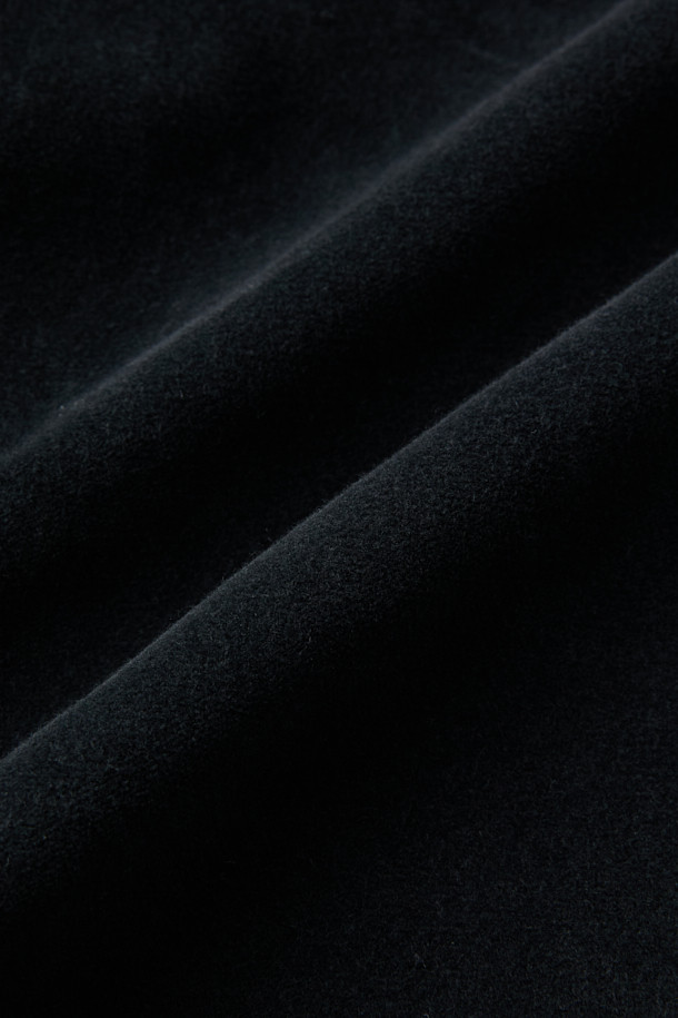 바르니오 소프트 패브릭 팬츠는 부드러운 촉감의 코듀로이, 면, 엘라스틴 혼방 소재로 제작되어 편안한 착용감을 선사합니다. 블랙 컬러의 무지 디자인에 스트레이트 핏으로, 클래식과 캐주얼 스타일을 모두 소화할 수 있습니다. 안감 기모 처리로 겨울철에도 따뜻하게 입을 수 있으며, 신축성 있는 소재로 활동성을 높였습니다. 출근룩과 비즈니스 캐주얼에 적합하며, 포켓, 다트 디테일과 시그니처 라벨, 걸이용 고리 등 섬세한 디테일이 돋보입니다. 
