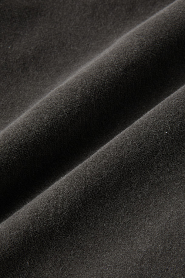 BARONIO(바르니오) 소프트 패브릭 팬츠는 부드러운 촉감의 코듀로이, 면, 엘라스틴 혼방 소재로 제작되어 겨울철 보온성을 제공합니다. 스트레이트 핏과 두꺼운 두께, 무지 디자인으로 클래식과 캐주얼 스타일을 모두 소화하며, 출근룩과 비즈니스 캐주얼에 적합합니다. 포켓 디테일과 엉덩이 다트, 시그니처 라벨, 걸이용 고리 디테일이 돋보이며, 스트레이트핏으로 편안한 착용감을 선사합니다. 미니멀한 스타일을 선호하는 분들께 추천하는 아이템입니다.
