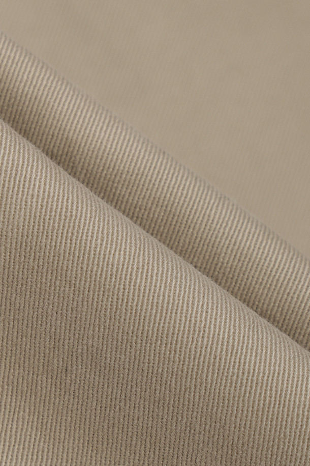 BARONIO(바로니오) 워싱 치노 팬츠는 가을에 어울리는 베이지 컬러의 스트레이트핏 치노 팬츠입니다. 면 소재로 제작되어 부드러운 촉감을 선사하며, 가먼트 워싱 처리로 자연스러운 멋을 더했습니다. 얇은 두께감으로 편안한 착용감을 제공하며, 일상, 출근룩, 비즈니스 캐주얼, 가을 나들이룩 등 다양한 TPO에 활용하기 좋습니다. 클래식, 미니멀, 캐주얼 스타일을 즐기는 분들께 추천하며, 사이드 포켓, 힙 포켓, 다트 디테일, 시그니처 포인트 라벨, 걸이용 고리 등의 디테일이 돋보입니다.
