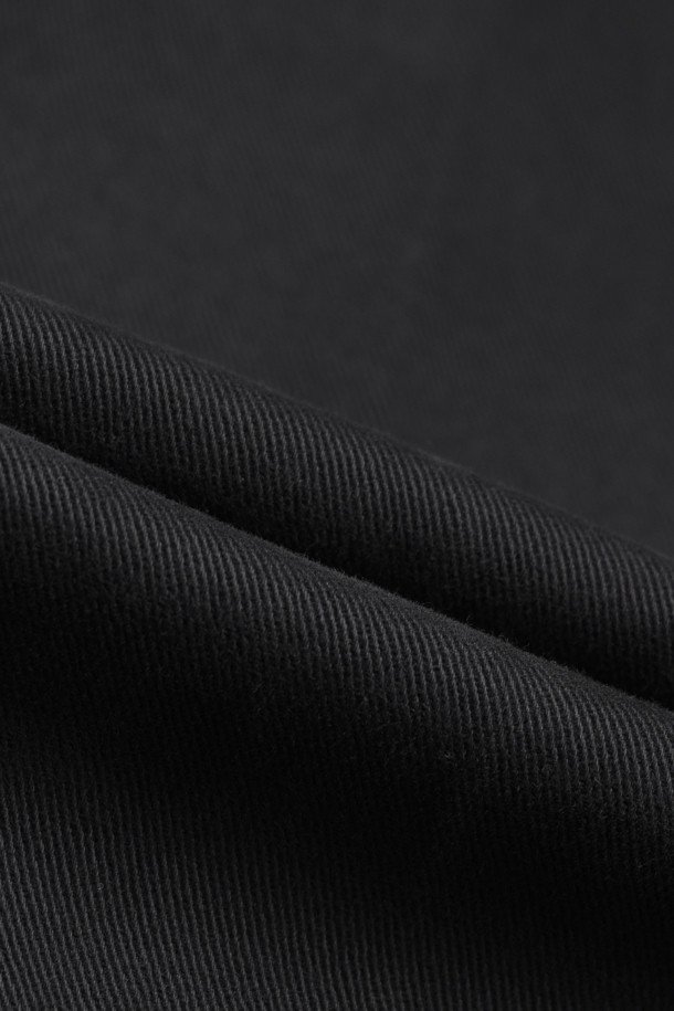 BARONIO(바르니오) 워싱 치노 팬츠는 클래식하고 베이직한 스타일을 추구하는 남성분들을 위한 제품입니다. 초가을에 적합하며, 출근룩 및 비즈니스 캐주얼에 활용하기 좋습니다. 블랙 컬러의 무지 디자인으로, 스트레이트 핏과 얇은 두께감으로 편안한 착용감을 선사합니다. 면 소재에 가먼트 워싱 처리를 더하여 자연스러운 멋을 살렸으며, 스트레치성 있는 소재로 활동성 또한 보장합니다. 사이드 포켓, 힙 포켓, 다트 디테일이 돋보이는 이 치노 팬츠는 단독 세탁을 권장합니다.
