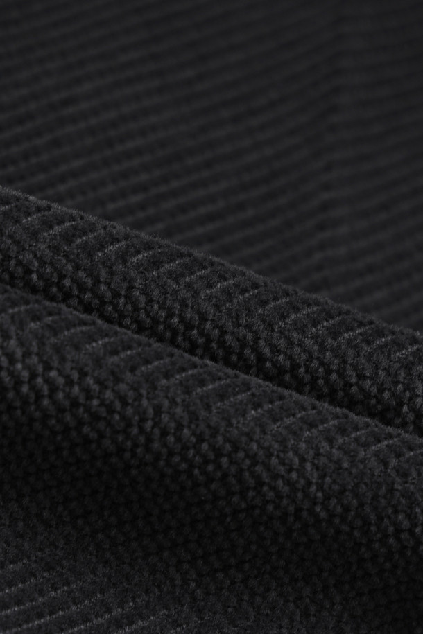 바르니오 트윌 코듀로이 팬츠는 가을과 겨울 시즌을 위한 스트레이트핏 코듀로이 팬츠입니다. 부드러운 촉감의 코듀로이, 면, 스판덱스 혼방 소재로 제작되어 편안한 착용감을 선사합니다. 안감 기모 처리로 보온성을 높였으며, 무지 디자인에 블랙 컬러로 어떤 스타일에도 잘 어울립니다. 엉덩이 입술 포켓, 사이드 포켓, 엉덩이 다트 디테일, 그리고 바르니오 시그니처 포인트 라벨이 특징입니다. 클래식, 미니멀, 캐주얼 스타일을 즐겨 입는 분들께 겨울 데일리룩, 출근룩, 모임룩으로 추천합니다.
