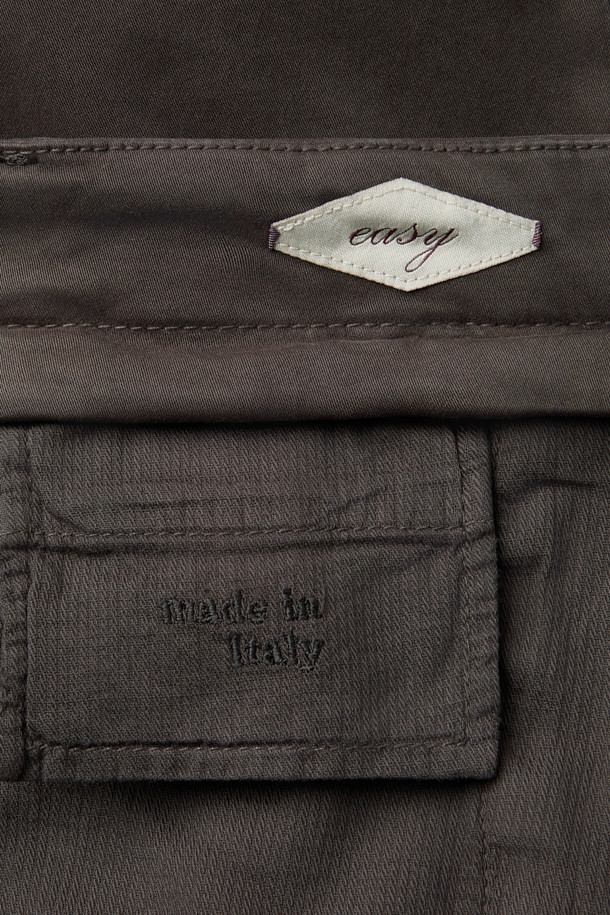 BRIGLIA(브리그리아) 워싱 나빌리오 팬츠는 캐주얼 스타일을 위한 원턱 스트레이트 팬츠입니다. 가먼트 다잉 처리로 자연스러운 색감과 부드러운 촉감을 선사하며, 이지핏 스트레이트 핏으로 편안한 착용감을 제공합니다. 코튼과 스판덱스 혼방 소재로 제작되어 신축성이 뛰어나 활동성이 좋으며, 산책이나 여행 시 편안하게 착용하기 좋습니다. 오프셋 버튼 잠금 방식으로 디자인되어 미니멀하면서도 클래식한 분위기를 연출합니다. 단독 세탁을 권장합니다.
