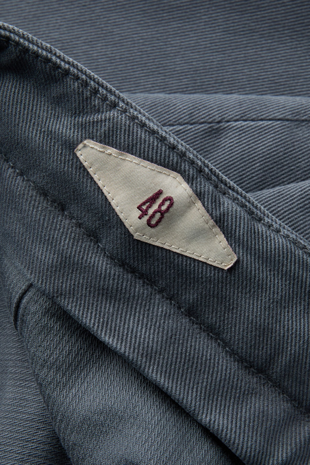 BRIGLIA(브리그리아) 트윌 나빌리오 팬츠는 캐주얼, 미니멀, 클래식 스타일을 아우르는 남성용 트윌 팬츠입니다. 그레이 컬러의 무지 디자인으로, 출근룩과 비즈니스 캐주얼에 적합합니다. 리오셀, 코튼, 스판덱스 혼방 소재로 제작되어 부드러운 촉감과 뛰어난 통기성, 흡습성, 신축성을 제공하며 편안한 이지핏을 선사합니다. 오프셋 버튼 잠금 방식으로 깔끔한 디자인을 완성했습니다. 사계절 내내 활용 가능한 실용적인 아이템입니다.
