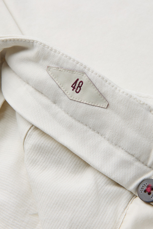 브리그리아 트윌 나빌리오 팬츠는 부드러운 촉감의 리오셀, 면, 스판덱스 혼방 소재로 제작되어 편안한 착용감을 선사합니다. 화이트 컬러의 무지 디자인과 이지핏 핏으로 캐주얼하고 미니멀한 스타일을 연출하기 좋습니다. 통기성과 흡습성이 뛰어나 봄, 여름철 일상복으로 활용하기 좋으며, 오프셋 버튼 잠금과 신축성으로 활동성을 더했습니다. 봄 소풍룩에 매치하여 세련된 스타일을 완성해보세요.
