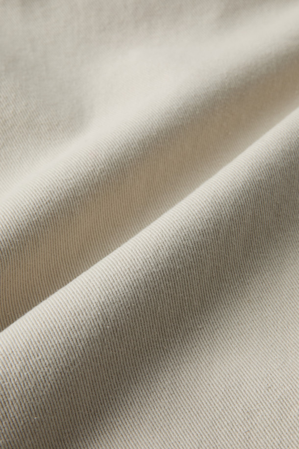 오리지널 빈티지 스타일 트윌 팬츠는 면 100% 소재로 제작되어 탄탄한 촉감을 자랑합니다. 클래식과 캐주얼 무드를 모두 연출할 수 있으며, 일상 및 출근룩, 데이트룩에 활용하기 좋습니다. 스트레이트 핏으로 제작되어 편안한 착용감을 선사하며, 화이트 컬러의 무지 디자인으로 어떤 상의와도 잘 어울립니다. 사선 조직의 트윌 소재와 밀도 높은 조직감으로 고급스러움을 더했으며, 신축성이 있어 활동성 또한 보장합니다.
