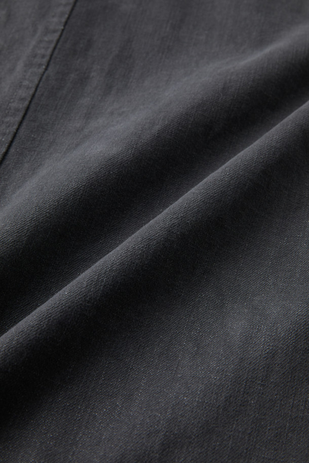 ORIGINAL VINTAGE STYLE 다잉 재킷은 봄, 가을에 어울리는 클래식하고 빈티지한 무드의 자켓입니다. 다크 그레이 컬러의 무지 디자인으로, 루즈핏에 버튼 여밈 방식을 갖추어 편안한 착용감을 선사합니다. 면과 폴리에스터 혼방 소재로 제작되어 부드러운 촉감을 느낄 수 있으며, 가슴 포켓과 패치 포켓 디테일로 실용성을 더했습니다. 다잉 워싱 가공으로 빈티지한 멋을 살렸으며, 이염에 주의하여 단독 세탁하는 것을 권장합니다. 데이트룩, 출근룩 등 다양한 TPO에 맞춰 미니멀하고 캐주얼한 스타일을 연출해보세요.
