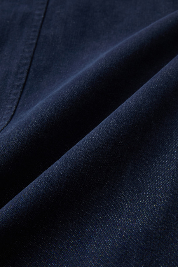 ORIGINAL VINTAGE STYLE 다잉 재킷은 클래식과 빈티지 무드를 자아내는 아우터입니다. 네이비 컬러의 무지 디자인에 루즈핏으로 편안하게 착용 가능하며, 봄, 가을 계절에 적합합니다. 면과 폴리에스터 혼방 소재로 제작되어 부드러운 촉감을 선사하며, 긴 소매와 버튼 여밈 방식이 특징입니다. 가슴 포켓과 패치 포켓, 다잉 가공 디테일이 돋보이며, 데이트룩, 출근룩 등 다양한 TPO에 활용할 수 있습니다. 이염에 주의하여 단독 세탁하는 것을 권장합니다.
