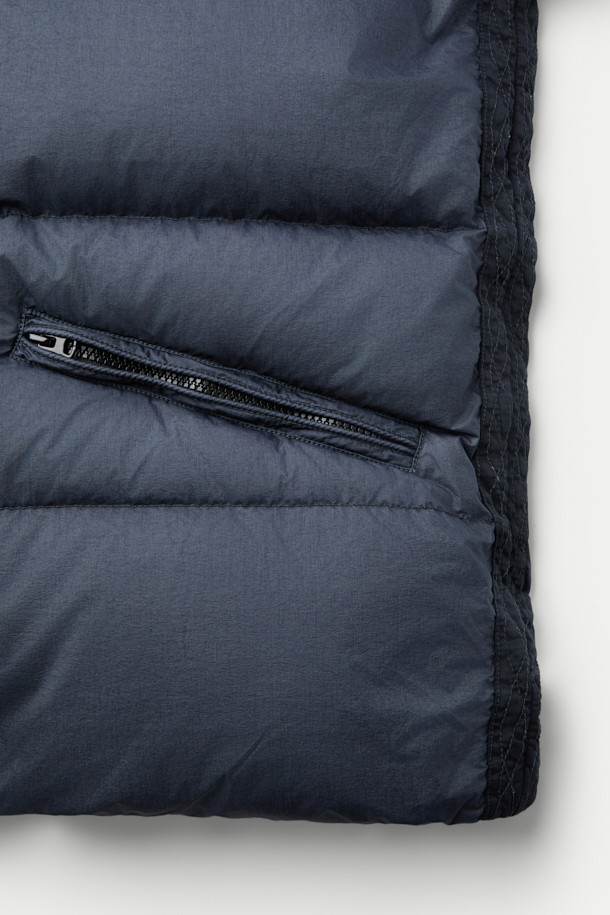 **HANKALEX(헝카렉스) 다이드 덕 다운**은 빈티지한 스타일의 네이비 컬러 덕 다운 아우터입니다. 겨울철 보온성을 책임지는 두꺼운 두께감과 루즈핏으로 편안한 착용감을 선사합니다. 발수 기능과 PU 필름 코팅으로 생활 방수가 가능하며, 가먼트 다잉 처리로 특유의 빈티지한 멋을 더했습니다. 소매 시보리 디테일과 전면 지퍼 포켓으로 실용성을 높였으며, 출근룩과 여행룩, 캐주얼, 미니멀, 클래식 스타일 모두 소화 가능한 활용도 높은 아이템입니다.
