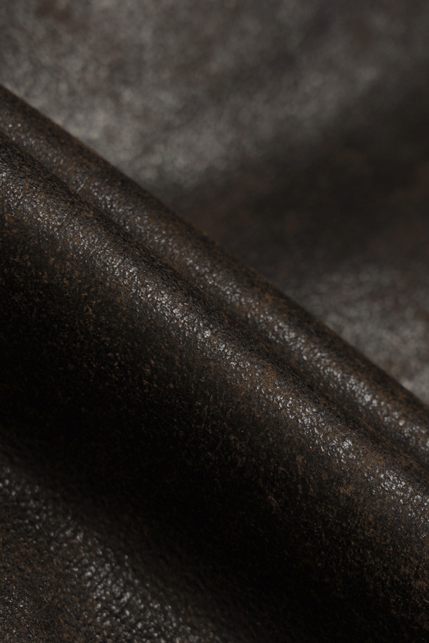 SALVATORE SANTORO(살바토레 산토로)의 BURNT BAY(번트 베이) 레더 재킷은 빈티지하면서도 클래식한 무드를 자아내는 남성용 아우터입니다. 부드러운 양가죽 소재로 제작되어 편안한 착용감을 선사하며, 봄, 가을 시즌에 활용하기 좋습니다. 셔츠형 디자인에 2WAY 지퍼, 사이드 포켓, 가슴 포켓 등의 디테일이 더해져 실용성을 높였습니다. 가먼트 워싱 처리와 켄톤 버튼으로 빈티지한 멋을 살렸으며, 스탠다드 핏으로 어떤 스타일에도 자연스럽게 어울립니다. 데이트룩, 가을 나들이룩, 모임룩 등 다양한 TPO에 클래식, 미니멀, 캐주얼 스타일로 연출해보세요.
