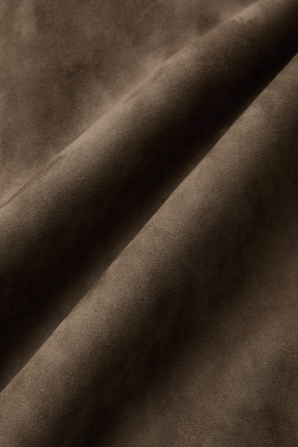 SALVATORE SANTORO (살바토레 산토로) 레더 점퍼는 부드러운 양가죽과 스웨이드 소재를 사용하여 클래식한 무드를 연출합니다. 브라운 컬러의 무지 디자인으로 어떤 스타일에도 쉽게 매치할 수 있으며, 봄, 가을 간절기에 활용하기 좋습니다. 크롭 기장에 집업 스타일로 편안하게 착용 가능하며, 스탠다드 핏으로 제작되어 세련된 실루엣을 선사합니다. 시보리 디테일과 사이드 포켓, 가먼트 워싱 처리로 고급스러움을 더해 데이트룩, 모임룩, 미니멀, 시크 스타일을 완성합니다.
