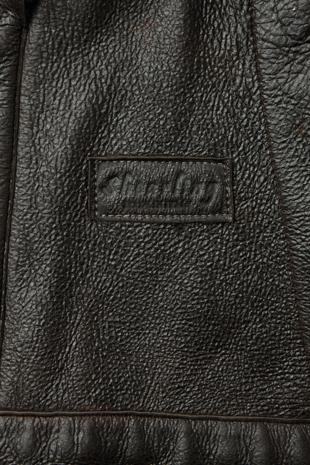 살바토레 산토로 무스탕 재킷은 브라운과 블랙 두 가지 색상으로 출시되어, 가을과 겨울에 따뜻하고 스타일리시하게 연출할 수 있습니다. 양가죽 소재로 제작되어 부드러운 촉감을 자랑하며, 크롭 기장에 집업 여밈 방식으로 편안하게 착용 가능합니다. 클래식한 무드의 스탠다드 핏으로, 양털 에리와 사이드 포켓, 퍼 안감으로 보온성을 높였습니다. 데이트룩, 모임룩 등 다양한 TPO에 미니멀, 시크한 스타일을 더해 세련된 룩을 완성해 보세요.
