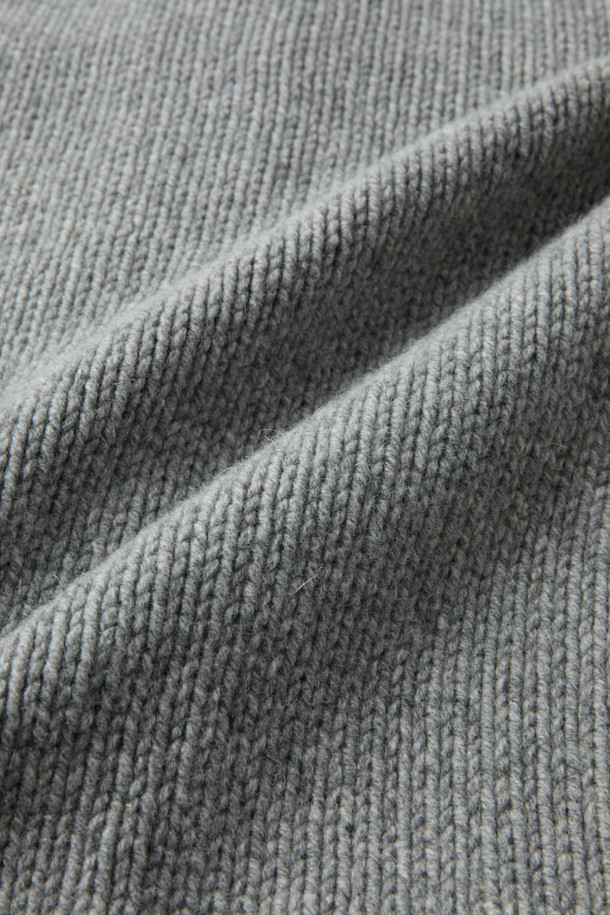 ORIGINAL VINTAGE STYLE 로우 가디건은 가을, 겨울 시즌에 어울리는 상의로, 80% 울과 20% 폴리아미드 혼방 소재로 제작되어 보온성과 내구성이 뛰어납니다. 클래식하고 베이직한 스타일로, 브이넥 디자인과 루즈핏으로 편안한 착용감을 선사하며, 가슴 포켓과 패치 포켓 디테일이 돋보입니다. 특히, 와이드 립(Wide rib) 디테일이 돋보이며, 톤 다운된 그레이 컬러로 겨울 데일리룩과 출근룩에 미니멀한 포인트를 더합니다. 긴 소매 기장으로 따뜻함을 더하며, 부드러운 촉감으로 편안하게 착용할 수 있습니다.
