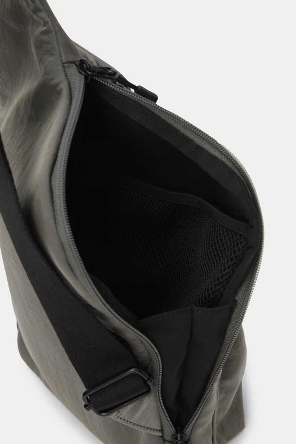 빈티지 슬링백은 나일론 소재의 미디엄 사이즈 가방으로, 무지 패턴에 왁스코팅 디테일이 돋보이는 남성용 슬링백입니다. 데일리룩에 활용하기 좋은 빈티지 스타일로, 미니멀, 캐주얼, 클래식 스타일을 선호하는 분들께 추천드립니다. 넉넉한 수납 공간과 아웃포켓 2개, 경량, 내구성을 갖춰 실용성을 더했습니다. 사각형 디자인으로 디자인적인 매력을 살렸으며, 일상생활에서 편리하게 사용할 수 있습니다.
