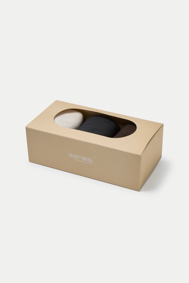 **장목 3족 세트**는 남성분들을 위한 클래식, 미니멀, 캐주얼 스타일의 장목 양말 3족 세트입니다. 부드러운 면 소재로 제작되어 편안한 착용감을 선사하며, 발목 기장 20cm로 제작되어 다리가 길어 보이는 효과를 줍니다. 블랙, 브라운, 아이보리 세 가지 색상으로 출시되어 출근룩, 비즈니스 캐주얼, 겨울 데일리룩 등 다양한 TPO에 활용하기 좋습니다. 양말 바닥면에는 로고 장식이 더해져 은은한 포인트를 더했습니다. 골지 패턴 디자인으로 디자인의 완성도를 높였습니다.
