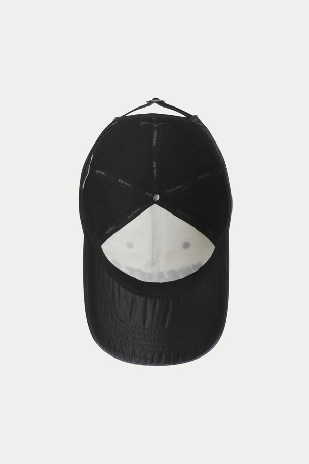 series - Initial-D(이니셜 D) Project D(프로젝트 D) 로고 캡은, 블랙과 화이트 두 가지 색상으로 출시되어 다양한 스타일에 매치하기 용이한 볼캡입니다. PROJECT.D(프로젝트 D) 로고 자수 디테일이 돋보이며, 은은한 광택감이 고급스러운 느낌을 더합니다. 캐주얼, 미니멀, 스트리트 스타일을 즐겨 입는 분들께 추천드리며, 가볍게 동네 마실룩이나 산책룩을 연출하기 좋습니다. 봄, 여름, 가을, 세 계절 모두 착용 가능한 실용적인 아이템입니다.
