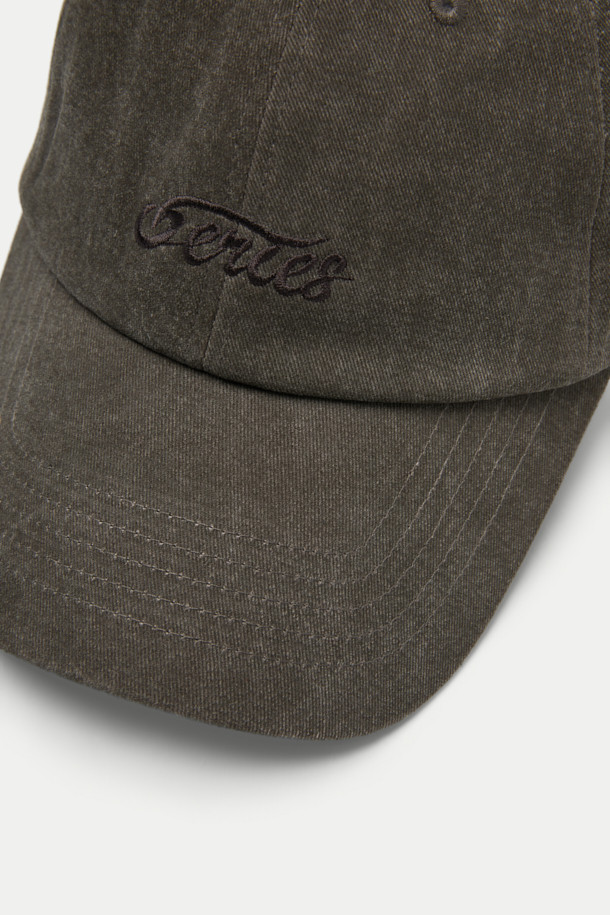 빈티지 워싱 볼캡은 면 소재로 제작되어 부드러운 촉감을 선사하며, 일상에서 편안하게 착용하기 좋습니다. 워싱 처리된 면 소재와 자수 패턴이 빈티지한 스타일을 연출하고, 캐주얼한 무드를 더합니다. 버클과 리벳 디자인은 모자 챙의 모양을 잡아주며, 스타일리시함을 더합니다. 사이즈 조절 기능으로 머리 둘레에 맞게 편안하게 착용할 수 있으며, 흡습 기능으로 쾌적함을 유지합니다.
