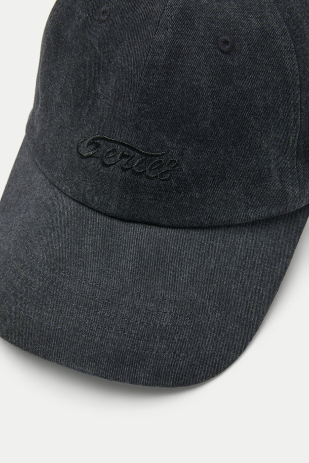 빈티지 워싱 볼캡은 면 소재로 제작되어 부드러운 촉감을 자랑하며, 캐주얼하고 빈티지한 스타일을 연출합니다. 일상생활과 산책, 캠핑룩에 잘 어울리며, 로고 자수와 버클, 리벳 디자인으로 포인트를 더했습니다. 사이즈 조절 기능과 흡습 기능이 있어 편안하게 착용할 수 있습니다. 미니멀한 스타일을 선호하는 분들께도 추천하는 아이템입니다.
