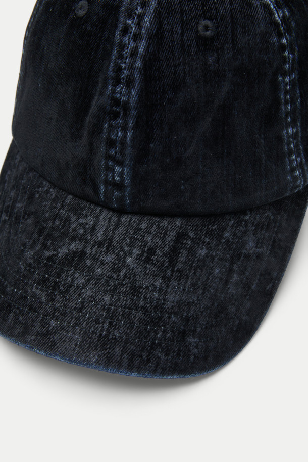 빈티지 워싱 벨베틴 볼캡은 캐주얼한 스타일을 연출하기 좋은 모자입니다. 데님과 벨베틴 소재를 사용하여 부드러운 촉감과 빈티지한 분위기를 동시에 느낄 수 있습니다. 블랙 컬러에 로고 자수와 버클, 리벳 장식이 포인트로 더해져 트렌디함을 더했습니다. 사이즈 조절이 가능하며, 흡습 기능으로 쾌적하게 착용할 수 있습니다. 일상생활에서 개성 있는 스타일을 완성해 보세요.
