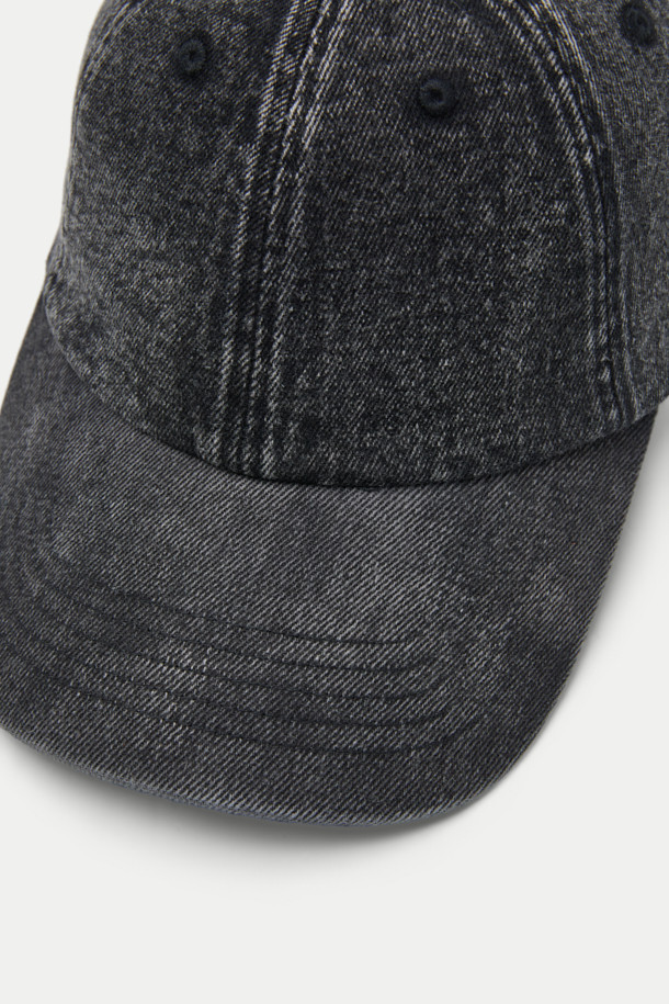 블랙 데님 볼캡은 캐주얼 스타일에 어울리는 모자입니다. 데님 소재에 워싱 처리를 더해 빈티지한 느낌을 살렸으며, 로고 자수와 버클, 리벳 등의 디자인 장식이 돋보입니다. 사이즈 조절 기능과 흡습 기능으로 편안한 착용감을 제공하며, 일상생활에서 폭넓게 활용할 수 있습니다. 어떤 스타일에도 잘 어울려 데일리 아이템으로 활용하기 좋습니다.

