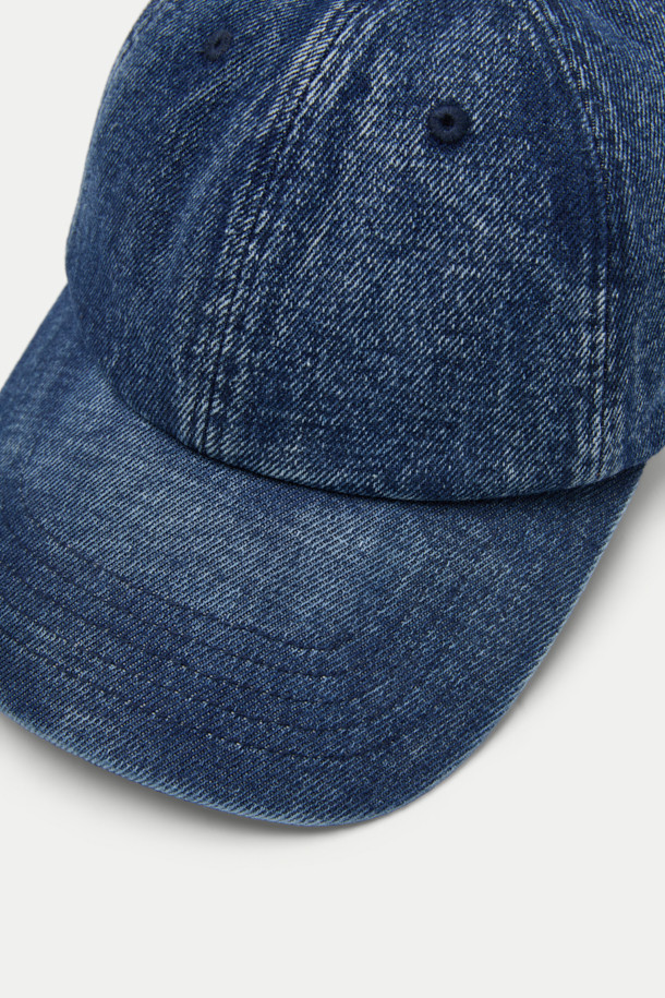 인디고 데님 볼캡은 캐주얼한 스타일을 즐기는 분들을 위한 아이템입니다. 데님 소재로 제작되어 빈티지한 무드를 연출하며, 자수 디테일이 포인트로 들어가 있습니다. 일상복에 편안하게 매치하여 산책룩을 완성하기 좋습니다. 사이즈 조절 기능과 흡습 기능으로 편안한 착용감을 선사하며, 리벳과 버클 장식이 디자인의 완성도를 높입니다.
