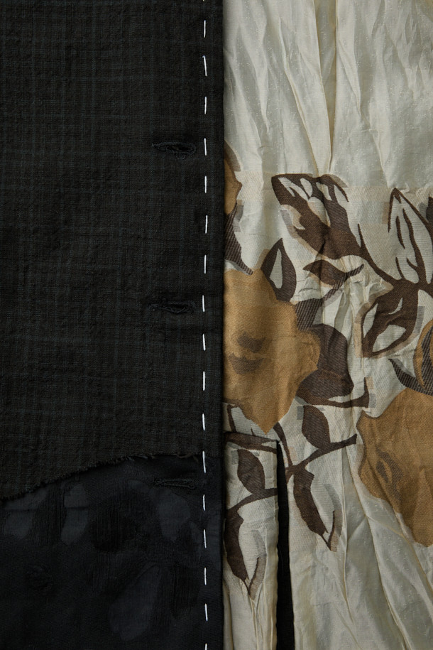 CHIAHUNG SU (치아홍 수) 핸드 우븐 다이드 패치워크 로잉 재킷은 가을, 겨울 시즌에 어울리는 모던 스타일의 아우터입니다. 블랙 컬러의 레귤러핏 재킷으로, 핸드다잉 염색 기법으로 제작된 패치워크 디자인이 특징입니다. 유기농 면 60%, 유기농 울 30%, 유기농 린넨 10%의 혼방 소재로 제작되어 편안한 착용감을 선사합니다. 1960년대 일본 나고야 빈티지 기모노 원단을 안감으로 사용하여, 클래식, 미니멀, 시크 스타일을 연출하기 좋습니다. 데이트룩, 모임룩, 비즈니스 캐주얼에 활용하기 좋은 아이템입니다.
