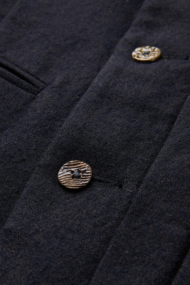 CHIAHUNG SU (치아홍 수) 핸드 우븐 & 다이드 플리팅 라이트 블레이저는 오가닉 울 100% 소재로 제작되어 부드러운 촉감을 선사합니다. 아이치 지역 원사로 염색한 블랙 컬러의 모던한 무드가 돋보이며, 핸드위빙 기법과 플리팅 디테일이 특징입니다. 봄, 가을 시즌에 활용하기 좋은 크롭 기장의 싱글 버튼 레귤러핏 블레이저로, 오피스룩, 비즈니스 캐주얼, 모임룩 등 다양한 TPO에 활용 가능한 아이템입니다. 클래식, 미니멀, 시크 스타일에 매치하여 세련된 스타일을 연출해보세요. 얇은 두께감으로 편안하게 착용할 수 있으며, 긴 소매 디자인으로 포멀한 분위기를 더합니다.
