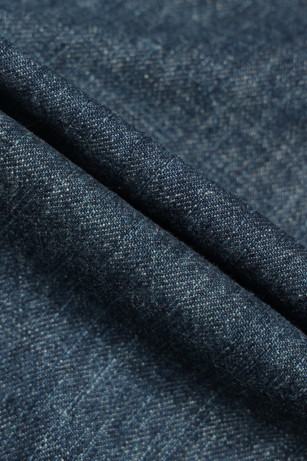 SAGE DE CRET (사지 드 크레) 데님 싱글 플리츠 와이드 팬츠는 클래식과 캐주얼 스타일을 모두 아우르는 남성용 데님 팬츠입니다. 인디고 컬러의 데님과 린넨 혼방 소재로 제작되어 봄, 여름 시즌에 시원하고 편안하게 착용할 수 있습니다. 루즈핏과 와이드 핏으로 트렌디한 실루엣을 연출하며, 플리츠 디테일이 특징입니다. 버튼과 지퍼 여밈, 양 사이드 포켓, 가먼트 워싱 처리, 넓은 시접 디테일 등 섬세한 디테일이 돋보입니다. 데이트룩, 쇼핑룩 등 다양한 TPO에 미니멀한 스타일로 활용하기 좋습니다.
