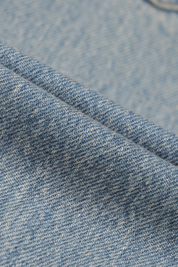 WOODBIRD(우드버드) Leroy 던 더스트 데님은 남성용 데님 팬츠입니다. 연청 컬러의 무지 디자인으로, 봄, 여름, 가을에 착용하기 좋습니다. 부드러운 촉감의 데님 소재에 루즈핏과 테이퍼드 핏을 더하여 편안하면서도 스타일리시한 핏을 연출합니다. 5포켓 디자인과 버튼과 지퍼 플라이 여밈, 은은한 솔기 디테일, 우드버드 로고 백 패치로 포인트를 더했습니다. 데이트룩, 쇼핑룩 등 데일리룩에 활용하기 좋으며, 클래식, 미니멀, 캐주얼 스타일을 모두 소화할 수 있습니다.
