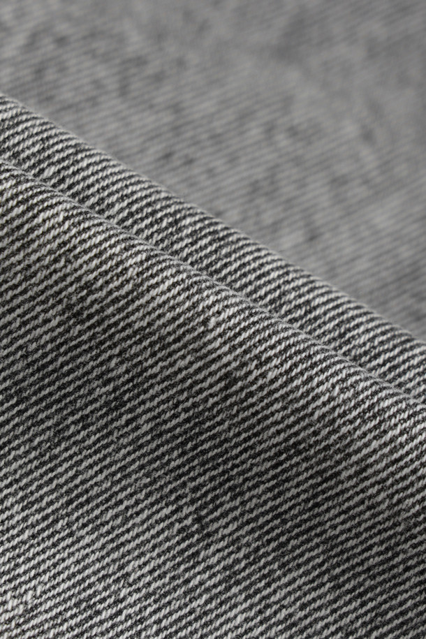 WOODBIRD(우드버드) Leroy(레로이) 애쉬 그레이 데님 팬츠는 미니멀하고 클래식한 스타일을 추구하는 당신을 위한 데일리 아이템입니다. 부드러운 촉감의 데님 소재로 제작되어 사계절 내내 편안하게 착용 가능하며, 루즈핏과 테이퍼드 핏의 조화로 트렌디한 실루엣을 선사합니다. 애쉬 그레이 컬러는 어떤 상의와도 자연스럽게 어울려 다양한 스타일을 연출할 수 있습니다. 5포켓 디자인과 버튼, 지퍼 플라이 여밈, 은은한 솔기 디테일, 우드버드 로고 백 패치가 돋보이며, 동네 마실룩이나 쇼핑룩 등 캐주얼한 상황에 적합합니다.
