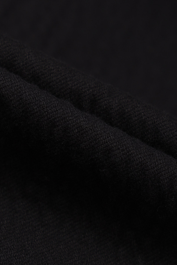 HOMECORE(홈코어) 범피 팬츠는 남성을 위한 캐주얼 슬랙스입니다. 부드러운 코튼과 엘라스틴 혼방 소재로 제작되어 사계절 내내 편안하게 착용할 수 있습니다. 레귤러 핏에 테이퍼드 디자인으로 세련된 핏을 연출하며, 블랙 컬러와 무지 패턴으로 어떤 상의에도 잘 어울립니다. 비건 가죽끈 디테일과 밴딩 허리, 신축성 있는 소재로 활동성을 높였으며, 롤업하여 다양한 스타일을 연출할 수 있습니다. 출근룩, 데이트룩 등 미니멀하고 캐주얼한 스타일을 선호하는 분들께 추천합니다.
