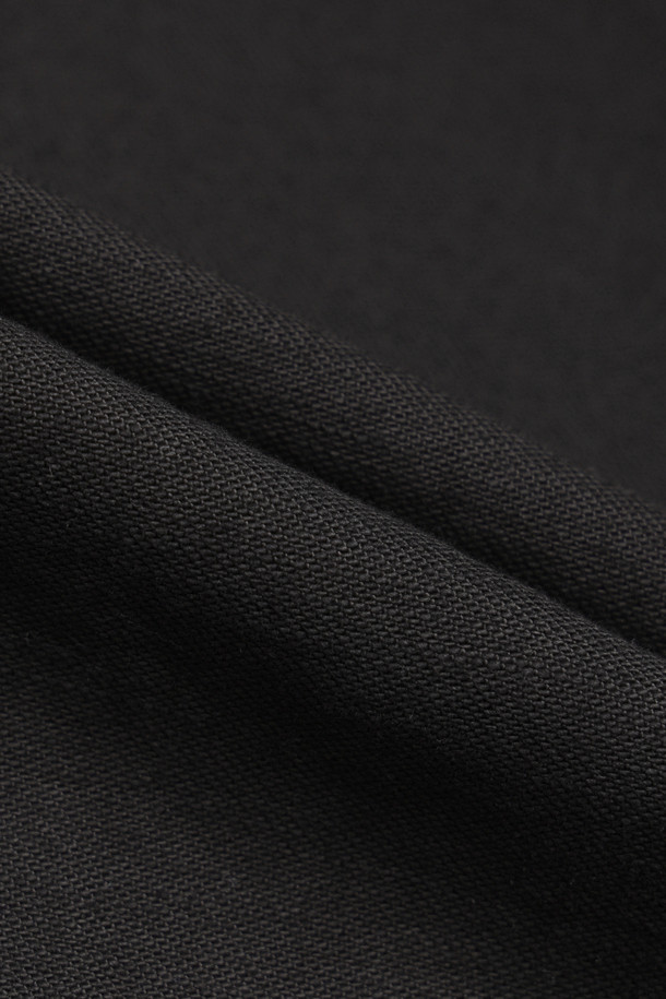 INNAT 43 카고 트라우저는 M-43 밀리터리 팬츠를 재해석하여 제작된 남성용 카고 팬츠입니다. 블랙 컬러의 백 새틴 소재로 제작되어 사계절 내내 착용 가능하며, 일상 및 밀리터리 스타일을 모두 소화할 수 있습니다. 레귤러핏으로 편안한 착용감을 제공하며, 가스 플랩 디테일과 대형 카고 포켓이 특징입니다. 이중 벨트 루프 구조와 식물성 하이브리드 염색, 천연 색소를 사용하여 워크웨어, 클래식, 캐주얼 스타일을 연출하기 좋습니다. 여행룩과 가을 나들이룩에 활용하여 스타일리시함을 더해보세요.
