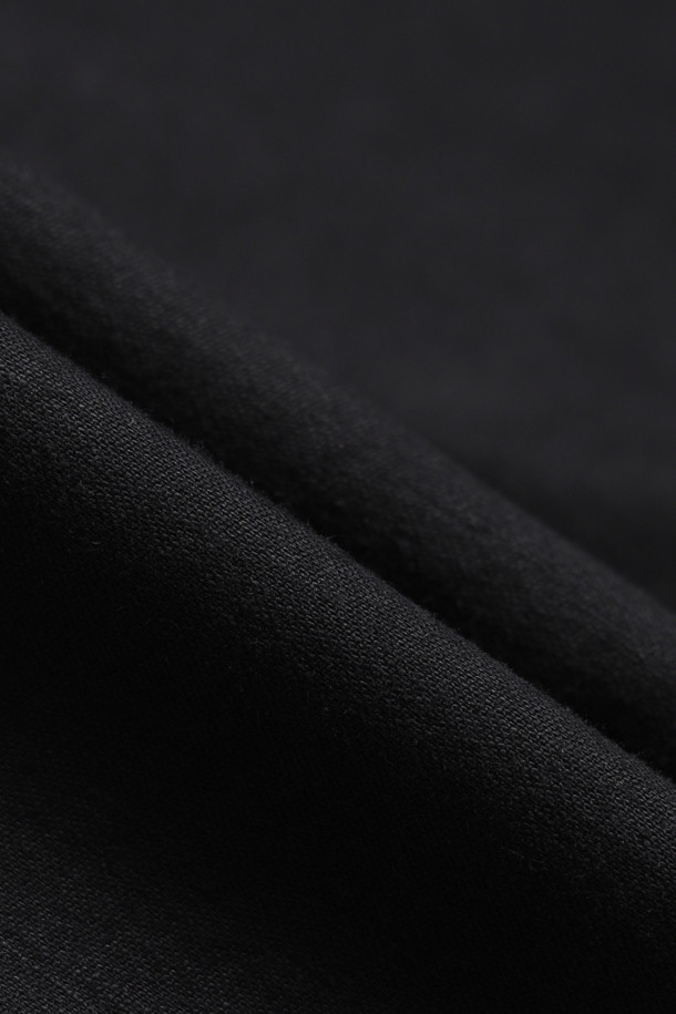 SAGE DE CRET(사지 드 크레) 코튼/린넨 백 새틴 페그탑 싱글 플리츠 카고 팬츠는 남성용 바지로, 봄과 여름에 착용하기 좋습니다. 블랙 컬러의 얇은 두께감으로 부드러운 촉감을 선사하며, 밀리터리 및 캐주얼 스타일을 동시에 연출할 수 있습니다. 허리 밴딩과 하이라이즈 디자인, 원턱, 페그탑, 싱글 플리츠 디테일이 돋보이며, 카고 포켓과 플랩 포켓으로 실용성을 더했습니다. 백새틴 원단 특유의 매트한 질감이 특징이며, 동네 마실룩, 여행룩, 캠핑룩 등 다양한 TPO에 활용 가능합니다.
