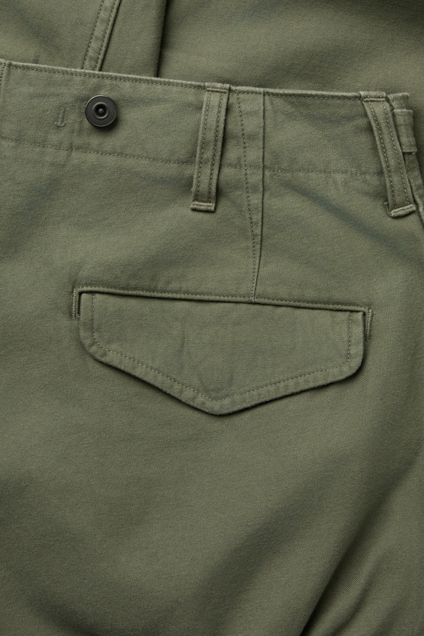 나이젤 카본 아미 카고 팬츠는 남성을 위한 밀리터리 스타일의 카고 팬츠입니다. 카키와 올리브 두 가지 색상으로 제공되며, 사계절 착용이 가능합니다. M-51 밀리터리 팬츠 디자인을 바탕으로 제작되었으며, 여섯 개의 플랩 포켓과 허벅지 부위 포켓 디테일이 특징입니다. 턱(tuck) 디테일과 밀리터리 스타일 버튼 및 스냅으로 클래식한 밀리터리 무드를 더했습니다. 레귤러핏의 백사틴 소재로 제작되어 출근룩, 캠핑룩 등 다양한 TPO에 활용 가능하며, 클래식, 워크웨어, 캐주얼 스타일을 연출하기 좋습니다.
