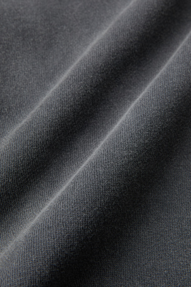 NANGA(난가) 헤이븐 스웻 팬츠는 빈티지 스타일의 루즈핏 스웻 팬츠입니다. 그레이 컬러의 무지 디자인으로, 집콕룩이나 산책, 가벼운 외출 시 캐주얼하고 미니멀한 스타일을 연출하기 좋습니다. 면 소재로 제작되어 편안한 착용감을 선사하며, 밴딩 처리로 활동성을 높였습니다. 피그먼트 염색 기법으로 은은한 멋을 더했으며, SVTAW25802GYX 모델과 셋업으로도 활용 가능합니다. 세탁 시에는 변색을 방지하기 위해 단독 세탁을 권장합니다.
