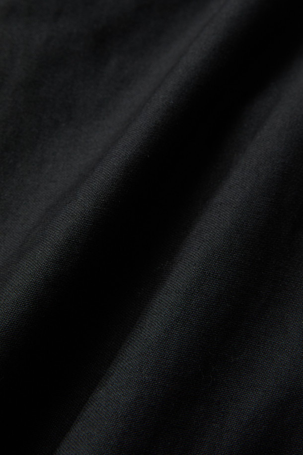 NANGA(낭가) 백 사틴 이지 카고 팬츠는 부드러운 촉감의 백 사틴 원단을 사용하여 편안한 착용감을 선사합니다. 바이오 워싱 처리로 자연스러운 멋을 더했으며, 릴랙스 핏에 테이퍼드 실루엣으로 트렌디한 스타일을 연출합니다. 무릎 다트, 플리츠 디테일, 스트링, 사이드 포켓, 뒷주머니, 카고 포켓 등 실용적인 디테일이 돋보이며, 자수 로고로 포인트를 더했습니다. 캐주얼, 미니멀, 워크웨어 스타일을 즐겨 입는 분들에게 출근룩, 여행룩으로 모두 활용 가능한 사계절 필수 아이템입니다.
