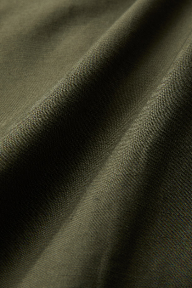 **낸가(NANGA) 백 사틴 이지 카고 팬츠**는 릴랙스 핏으로 편안한 착용감을 선사합니다. 부드러운 촉감의 백 사틴 면 소재에 바이오 워싱 가공을 더해 자연스러운 멋을 살렸습니다. 허리 스트링과 밴딩 처리로 활동성을 높였으며, 무릎 다트 디자인으로 편안함을 더했습니다. 카키와 올리브 두 가지 색상으로 출시되었으며, 캐주얼, 미니멀, 워크웨어 스타일을 연출하기 좋습니다. 사이드 및 카고 포켓, 자수 로고 디테일로 실용성과 디자인을 모두 갖춘 카고 팬츠입니다.
