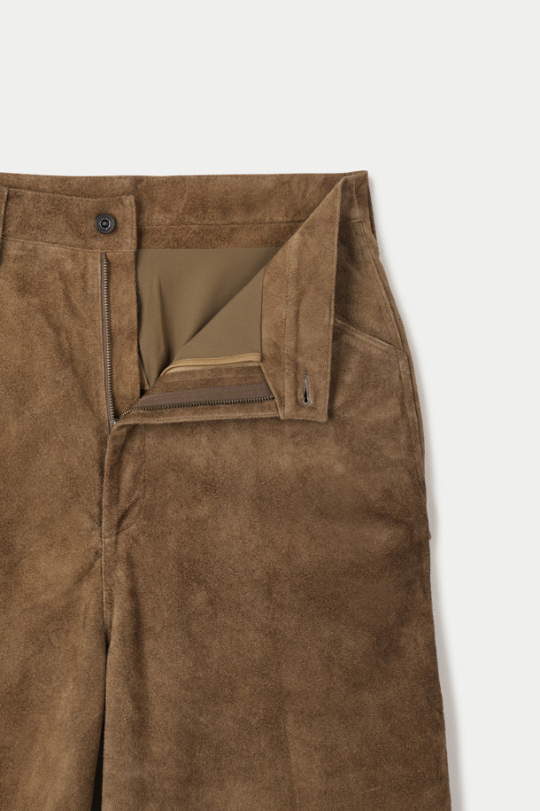 A 레더 카펜터 크롭 팬츠는 부드러운 소가죽 소재로 제작되어 편안한 착용감을 선사합니다. 워크웨어 스타일을 기반으로, 히메지 가공 가죽을 사용하여 고급스러운 질감을 더했습니다. 아시아 익스클루시브 리미티드 에디션으로 특별함을 더하며, 와이드 핏과 크롭 기장으로 트렌디한 스타일을 연출합니다. 데이트룩, 쇼핑룩 등 다양한 TPO에 클래식하고 미니멀한 무드를 더하여 활용하기 좋습니다.
