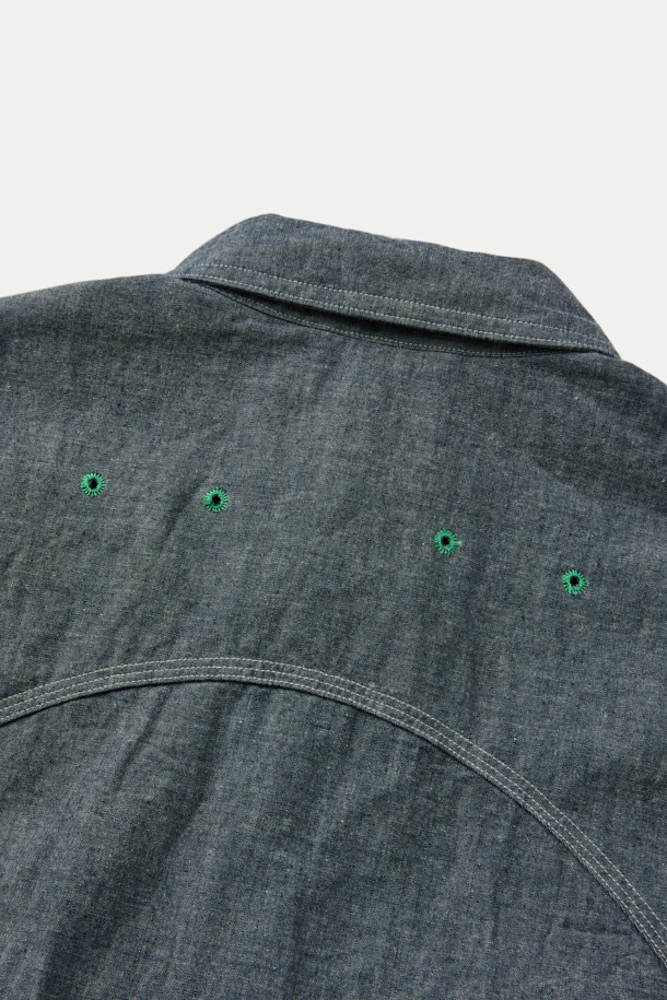 나이젤 카본(Nigel Cabourn) 메디컬 셔츠는 클래식과 밀리터리 스타일을 결합한 남성용 셔츠입니다. 그레이 및 블루 컬러로 출시되었으며, 봄, 가을에 착용하기 좋습니다. 고밀도 셀비지 데님 소재로 제작되어 뻣뻣한 촉감과 두꺼운 두께감을 자랑하며, 이중 구조 디자인과 암홀 통기성을 통해 활동성을 높였습니다. 차이나 칼라에 레귤러 핏으로 제작되었으며, 가슴 포켓 2개와 캣츠아이 버튼으로 포인트를 주어 워크웨어, 미니멀, 클래식 스타일을 연출하기 좋습니다. 출근룩, 비즈니스 캐주얼, 모임룩 등 다양한 TPO에 활용할 수 있습니다.
