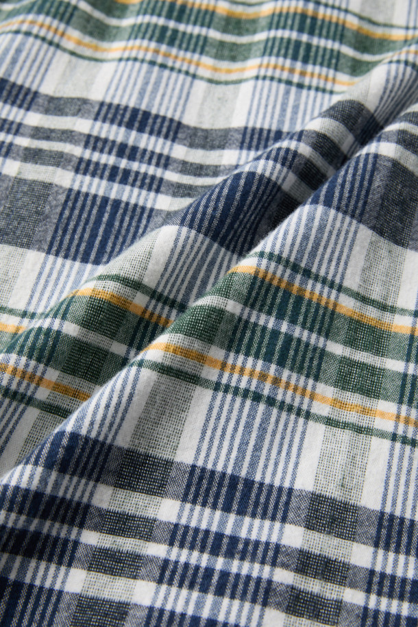 나이젤 카본 X 오리지널 마드라스 워크 셔츠는 클래식과 워크웨어 스타일을 결합한 상의입니다. 다양한 색상의 패치워크 패턴이 돋보이며, 비즈니스 캐주얼 및 캐주얼 스타일 모두에 잘 어울립니다. 레귤러핏으로 제작되어 편안한 착용감을 제공하며, 친 스트랩과 패치 포켓 디테일이 특징입니다. 면 소재로 제작되어 쾌적하며, 카라 디자인으로 깔끔한 인상을 줍니다.
