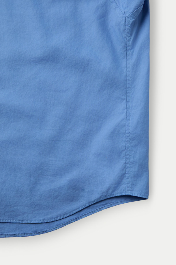 MIDTHINGS(미드띵스) 셔츠는 부드러운 촉감의 오가닉 코튼 소재로 제작되어 편안한 착용감을 선사합니다. 블루 컬러의 무지 디자인에, 반소매 크롭 기장으로 시원하고 미니멀한 스타일을 연출합니다. 루즈핏 실루엣과 초승달 모티브 포켓, 랜덤 스티치 디테일이 돋보이며, 데이트룩과 여행룩, 캐주얼 및 클래식 스타일 모두에 잘 어울립니다. 봄, 여름 시즌에 활용하기 좋은 얇은 두께의 셔츠입니다.
