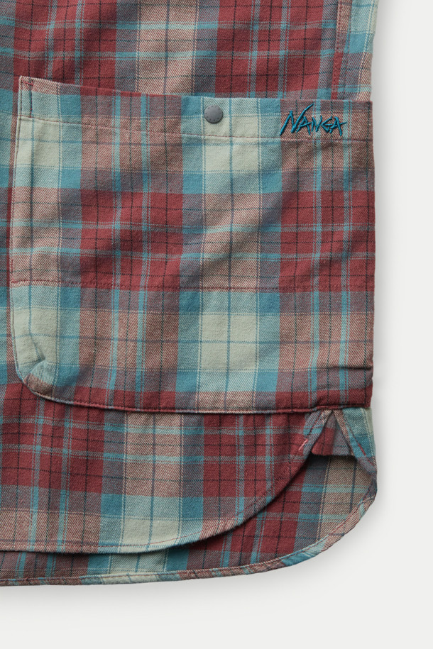 **NANGA (난가) 페이드 타탄 체크 캠프 셔츠**는 남성을 위한 캐주얼 스타일의 캠프 셔츠입니다. 봄, 가을에 적합하며, 중간 두께감으로 제작되었습니다. 레드와 민트 두 가지 색상으로 제공되며, 일상 및 캠핑 활동에 적합합니다. 면과 폴리에스터 혼방 소재로 제작되었으며, 레귤러 핏과 긴 소매 기장을 갖추었습니다. 가슴 포켓 2개, 허리 포켓 2개와 자수 로고 디테일이 있으며, 스냅 버튼 여밈 방식으로 편의성을 더했습니다.
