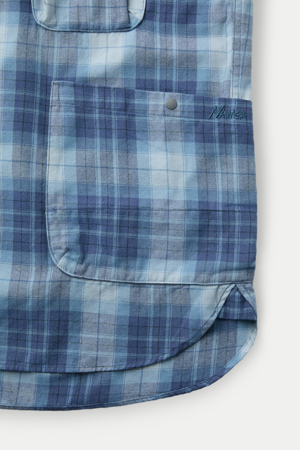 NANGA(난가) 페이드 타탄 체크 캠프 셔츠는 남성용 상의입니다. 봄, 가을에 어울리는 레귤러 핏의 캐주얼 셔츠로, 일상과 캠핑 모두 소화 가능한 활용성을 자랑합니다. 블루 컬러의 면, 폴리에스터 혼방 소재로 제작되었으며, 적당한 두께감과 부드러운 촉감을 제공합니다. 체크 패턴과 긴 소매, 버튼다운 네크라인, 스냅 버튼 여밈 방식이 특징이며, 가슴과 허리 부분에 4개의 포켓, 왼쪽 엉덩이 포켓의 자수 로고, 페이드 워싱 처리가 돋보입니다. 캠핑룩, 여행룩, 캐주얼, 클래식, 미니멀 스타일을 즐기는 분들께 추천합니다.
