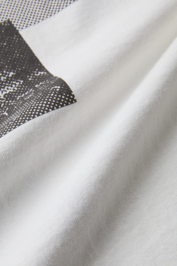 F/CE (에프씨이) 벨기에 모먼트 포토 티셔츠는 벨기에 여행 사진 도트 프린트가 돋보이는 캐주얼 티셔츠입니다. 긴 소매와 오버핏 실루엣으로 편안한 착용감을 선사하며, 드롭 숄더 디자인과 소매 시보리 마감으로 포인트를 더했습니다. 재활용 소재를 사용하여 빈티지한 촉감을 살렸고 일상, 특히 여행룩에 잘 어울립니다. 미니멀, 레트로 스타일을 즐기는 분들께 추천하며, 화이트 컬러로 다양한 하의와 매치하기 좋습니다.
