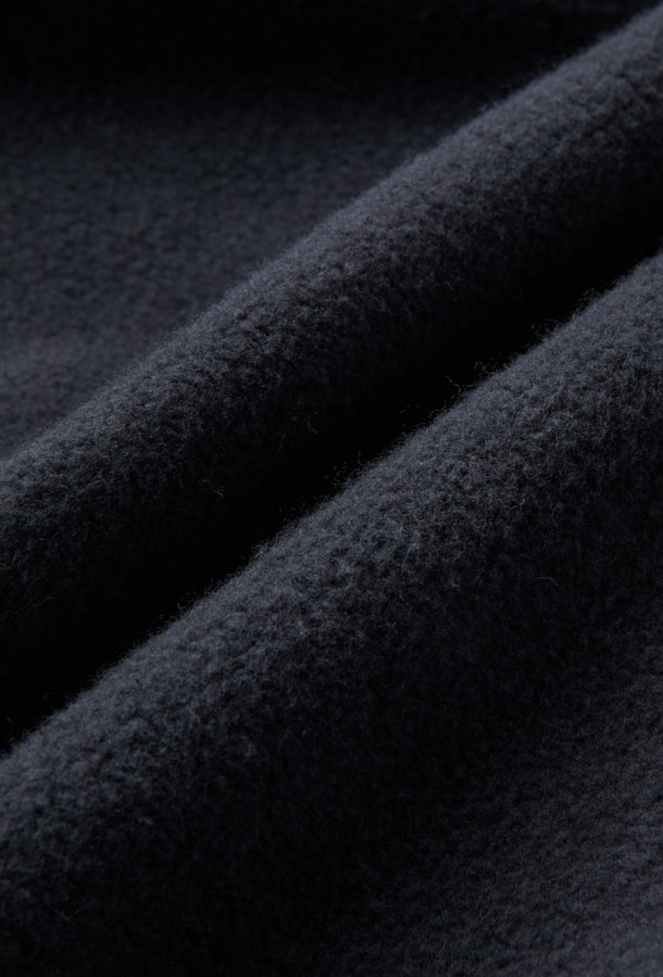 ROA 로고 490gsm 후디는 490gsm 헤비 프렌치 테리 오가닉 코튼 소재로 제작되어 넉넉한 두께감과 부드러운 촉감을 선사합니다. 가슴 부분에는 ROA 자수 로고가 돋보이며, 루즈핏 디자인과 크롭 기장으로 미니멀하고 트렌디한 스타일을 연출합니다. 소매 끝과 밑단 밴딩 마감으로 활동성을 더했으며, 가을, 겨울철 일상복으로 활용하기 좋습니다. 시티보이룩, 캐주얼룩, 집콕룩 등 다양한 TPO에 매치하여 개성 있는 스타일을 완성해보세요.
