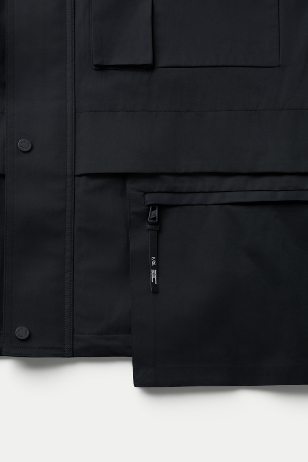 F/CE (에프씨이) MODULAR INTEGRATED 재킷은 봄, 가을 시즌에 활용하기 좋은 블랙 컬러의 여성 및 남성 공용 자켓입니다. 루즈핏으로 편안한 착용감을 선사하며, 드라이한 터치감의 폴리에스테르 소재로 제작되어 부드러운 촉감을 느낄 수 있습니다. 발수 기능과 신축성, 탄성이 더해져 활동성을 높였으며, 자카드 벨트 내장, 사코슈 타입 변형, 분리형 포켓 등 실용적인 디테일을 갖추었습니다. 일상, 여행, 산책 등 다양한 TPO에 스포티, 미니멀, 캐주얼 스타일로 연출하기 좋습니다. 집업 방식으로 간편하게 착용할 수 있는 크롭 기장의 긴소매 자켓입니다.
