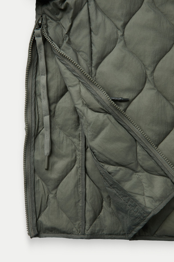 F/CE X TAION(에프씨이 X 테이온) 패커블 이너 덕 다운 재킷은 겨울철 일상룩과 여행, 캠핑룩에 적합한 남녀 공용 아우터입니다. 미니멀하고 캐주얼한 스타일을 연출하며, 퀄팅 패턴과 크롭 기장이 특징입니다. 800 필파워 화이트 덕다운 충전재와 발수 처리, 생활 방수 기능을 갖춰 보온성을 높였습니다. 
버튼 여밈 방식이며, 부드러운 촉감의 나일론 소재와 긴 소매 기장으로 제작되었습니다. 보관용 파우치가 포함되어 휴대 및 보관이 용이합니다.
카키와 올리브 두 가지 색상으로 출시되었습니다.
