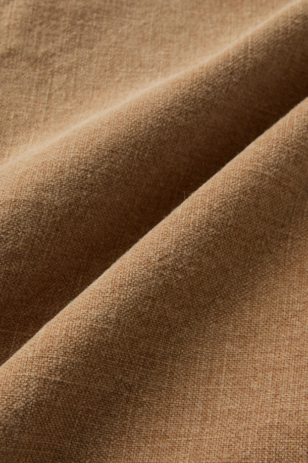 JIEDA 덕 데미지 집 자켓은 빈티지하면서도 캐주얼한 스타일을 연출하는 남녀 공용 아우터입니다. 브라운 컬러의 면, 코듀로이, 가죽 혼방 소재로 제작되어 가을, 겨울 시즌에 따뜻하게 착용할 수 있습니다. 워싱 가공과 데미지 디테일이 돋보이며, 크롭 기장의 레귤러핏으로 트렌디함을 더했습니다. 집업 형식으로 간편하게 착용 가능하며, 지퍼 포켓, 핸드 포켓, 소매 버튼 조절, 가죽 패치 포인트 등 실용적인 디테일이 돋보입니다. 캠핑룩, 여행룩, 캐주얼, 워크웨어, 레트로 스타일을 즐기는 분들에게 추천합니다.
