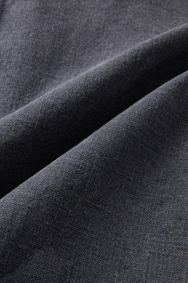 JIEDA 덕 데미지 집 자켓은 빈티지하면서도 캐주얼한 스타일을 연출하는 데 적합한 아우터입니다. 네이비 컬러의 무지 디자인으로, 봄, 가을에 데이트룩 또는 봄 소풍룩에 매치하기 좋습니다. 면, 코듀로이, 가죽 소재를 사용하여 레귤러핏으로 제작되었으며, 크롭 기장의 긴소매 집업 자켓입니다. 워싱 및 데미지 가공, 바이오 워싱으로 빈티지한 멋을 더하며, 가슴 지퍼 포켓, 핸드 포켓, 가죽 패치, 소매 버튼 조절 기능 등 디테일한 요소들이 특징입니다. 캐주얼, 미니멀 스타일을 선호하는 분들께 추천합니다.
