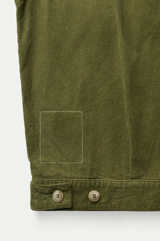 **INNAT TYPE-2 트러커 재킷**은 빈티지하면서도 모던한 감각을 동시에 선사하는 공용 트러커 재킷입니다. 14 웨일 코듀로이 원단으로 제작되어 부드러운 촉감을 자랑하며, 천연 강황 및 식물성 하이브리드 염색 기법으로 은은한 카키와 강황색 컬러를 표현했습니다. TYPE-2 디자인과 레귤러 핏으로 클래식, 캐주얼, 워크웨어 스타일을 모두 아우르며, 간절기 여행룩과 캠핑룩에 활용하기 좋습니다. 버튼 여밈 방식과 긴 소매 기장으로, 초여름부터 초가을까지 적당한 두께감으로 편안하게 착용할 수 있습니다.
